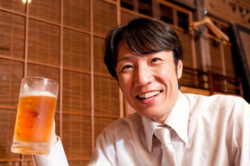 ビールを飲むビジネスマン