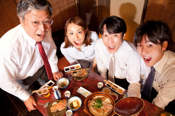 土鍋のふたを開けて驚くビジネスマン © Paylessimages