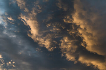 Obraz premium Harsh autumn sky at sunset