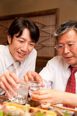 乾杯するビジネスマン