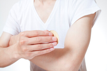 禁煙パッチを貼る男性