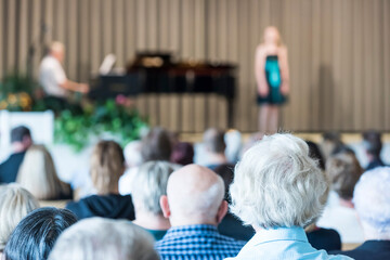 Publikum bei einem Klavier / Gesang Konzert