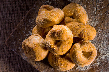 Rosquillas, donas pequeñas artesanales y orgánicas hechas en panadería de la provincia de...