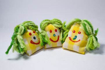 Almofadas coloridas com fundo branco