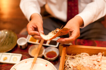 料理を食べるビジネスマン