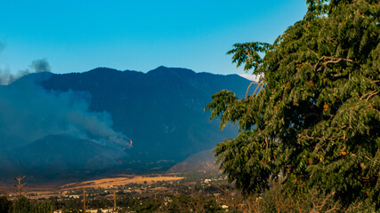 Obraz premium El Dorado fire day 1 viewed from Yucaipa