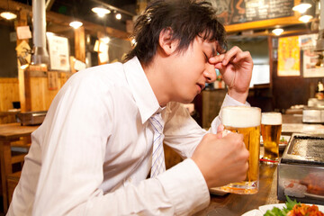 ビールを飲むビジネスマン