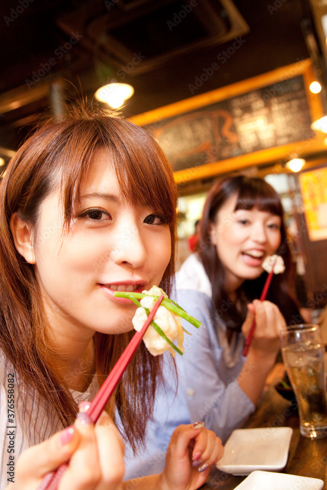 Poster 鍋料理を食べる女性