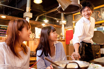 飲み物を運ぶ店員と女性客