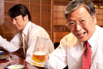 ビールを飲むビジネスマン