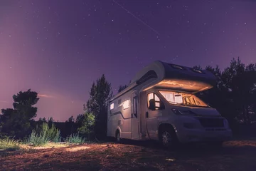 Rugzak camper caravan voertuig voor van het leven vakantie op stacaravan camper stacaravan RV camper voor een outdoor nomade levensstijl camper reis kamperen op de parkeerplaats in het bos © Damian