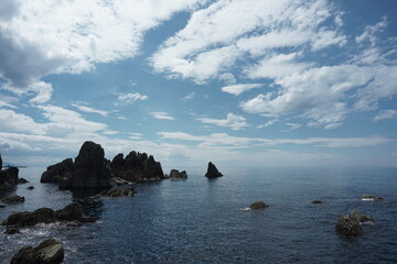 日本海の岩場と青空