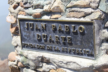 Pico duarte, estatua momumento juan pablo duarte, cima de la montaña, concepto marca pais