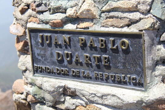 Pico duarte, estatua momumento juan pablo duarte, cima de la monta&ntilde;a, concepto marca pais