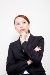 あごに手を当てて悩む女性