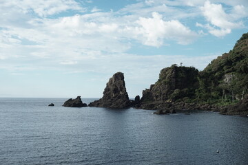 日本海の岩場と青空