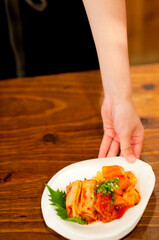 料理を運ぶ店員