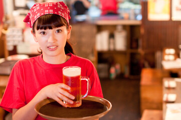 ビールを運ぶ店員