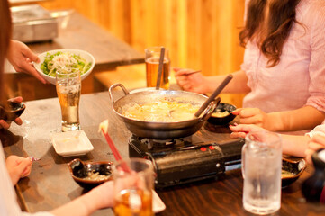 Obraz na płótnie Canvas 鍋料理を食べる女性