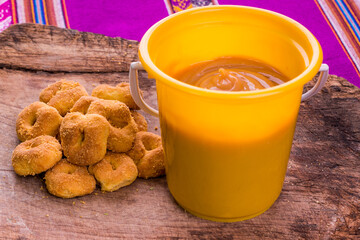 Dulce manjar blanco con rosquillas artesanales y orgánicas de los andes del Perú en mesa de...