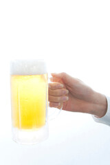 ビールを持つ女性の手元