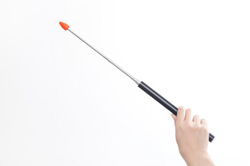 指示棒を持つ女性の手元