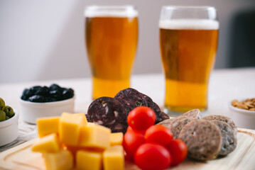 Picada de fiabres con tomate cherry, queso, morcilla vasca, queso de cerdo, acompañado de aceitunas con cerveza fría