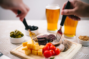 Picada de fiabres con tomate cherry, queso, morcilla vasca, queso de cerdo, acompañado de aceitunas con cerveza fría