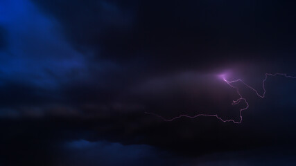 Rayo en tormenta nocturna 