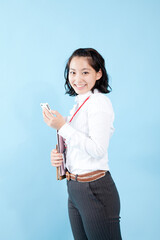 スマホを見るOL