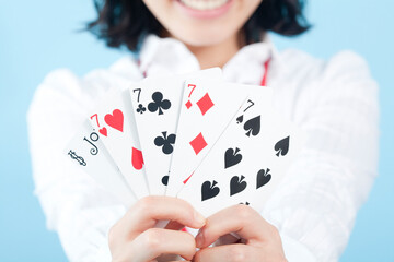 トランプをする女性