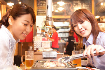 焼き肉を焼く女性