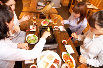 焼肉を食べる女性