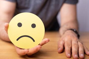 Naklejka premium expression emotion smiley in yellow paper