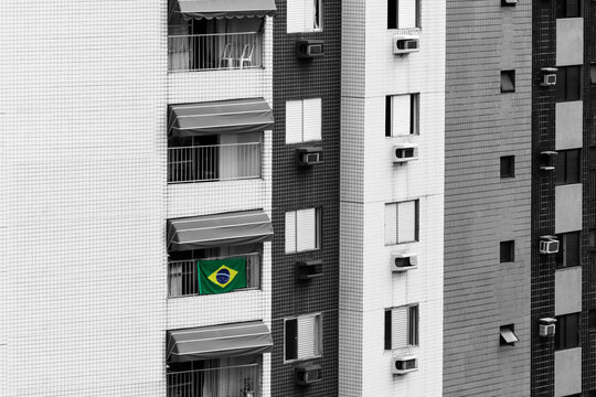 bandeira do Brasil pendurada em sacada de pr&eacute;dio