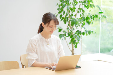 パソコンを使う女性