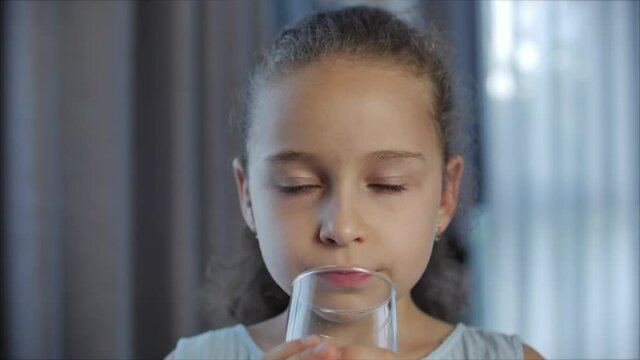 child-drink-water-images-parcourir-170-le-catalogue-de-photos