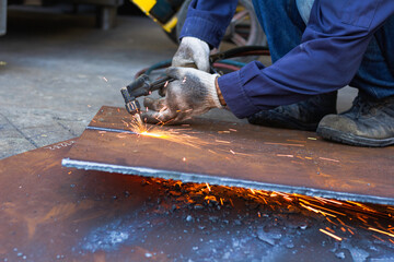 Metal workers use manual labor. Skilled welder.Technicians use steel cutting tools to cut steel....