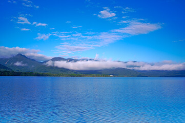 深い青空の下の湖。屈斜路湖、北海道。
Scenic landscape of mountain lake under deep blue sky. Lake Kussharo, Hokkaido, Japan.