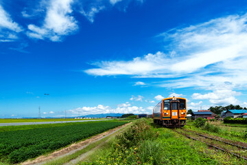 Fototapeta na wymiar 【青森県津軽地方】津軽の田園地帯と疾走するローカル鉄道