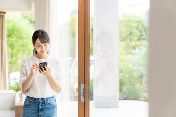 Fototapeta premium スマホを使う女性