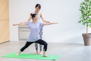 Fototapeta premium 自宅でヨガレッスンを受ける女性