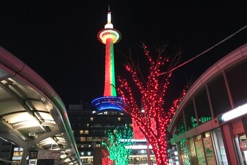 Naklejka premium クリスマスカラーの京都タワー -Kyoto Tower, Japan