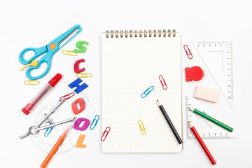 There are many types of learning stationery on the desk