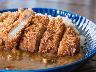 カツカレーのクローズアップ。トンカツが乗った日本のカレーライス。
