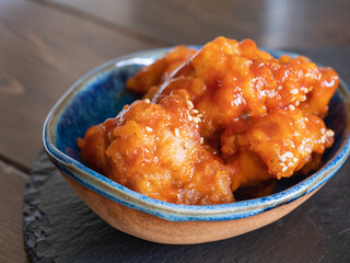 ヤンニョムチキン。甘辛いタレに絡めた鶏肉のから揚げ。