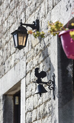 coq fer forgé maison cloche accueil