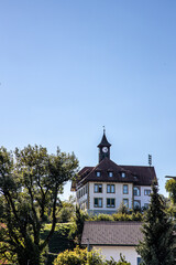 Das alte Schulhaus auf dem Hügel unter Wolken losem blauen Himmel