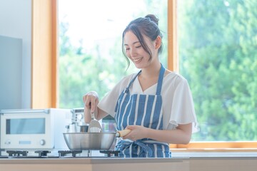 料理をするアジア人女性