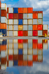Container Stapel Spiegelung Hafen Duisburg Ruhrort Deutschland Fracht System Transport...